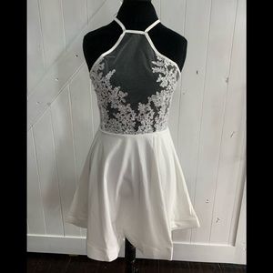 Whit lace dress/ zipper works fine/ NEVER WORN